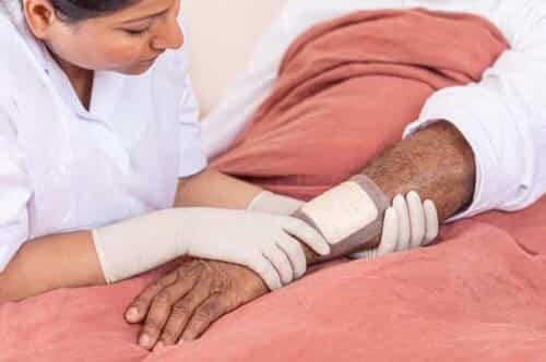 Trattamento delle ferite a domicilio: come medicare le ferite in modo sicuro e corretto